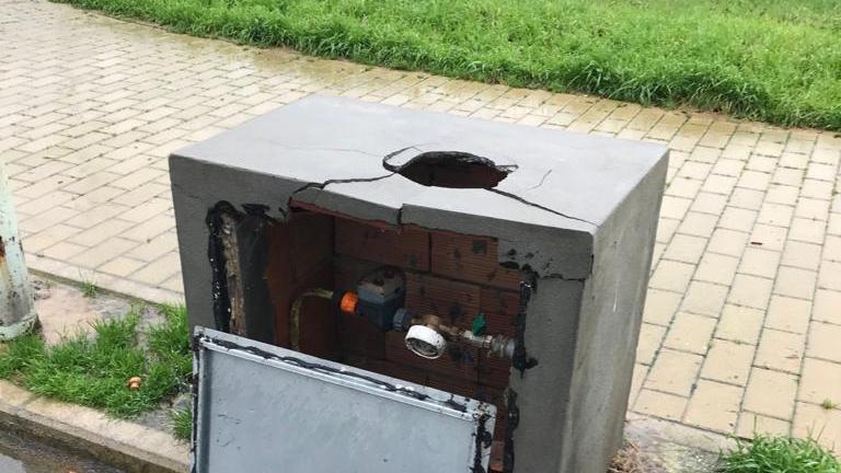 Il contatore spaccato dai vandali