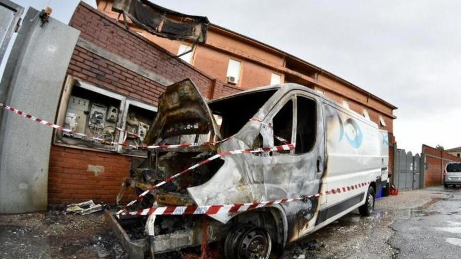Il furgone e i contatori elettrici bruciati (foto Michele Silvestri)
