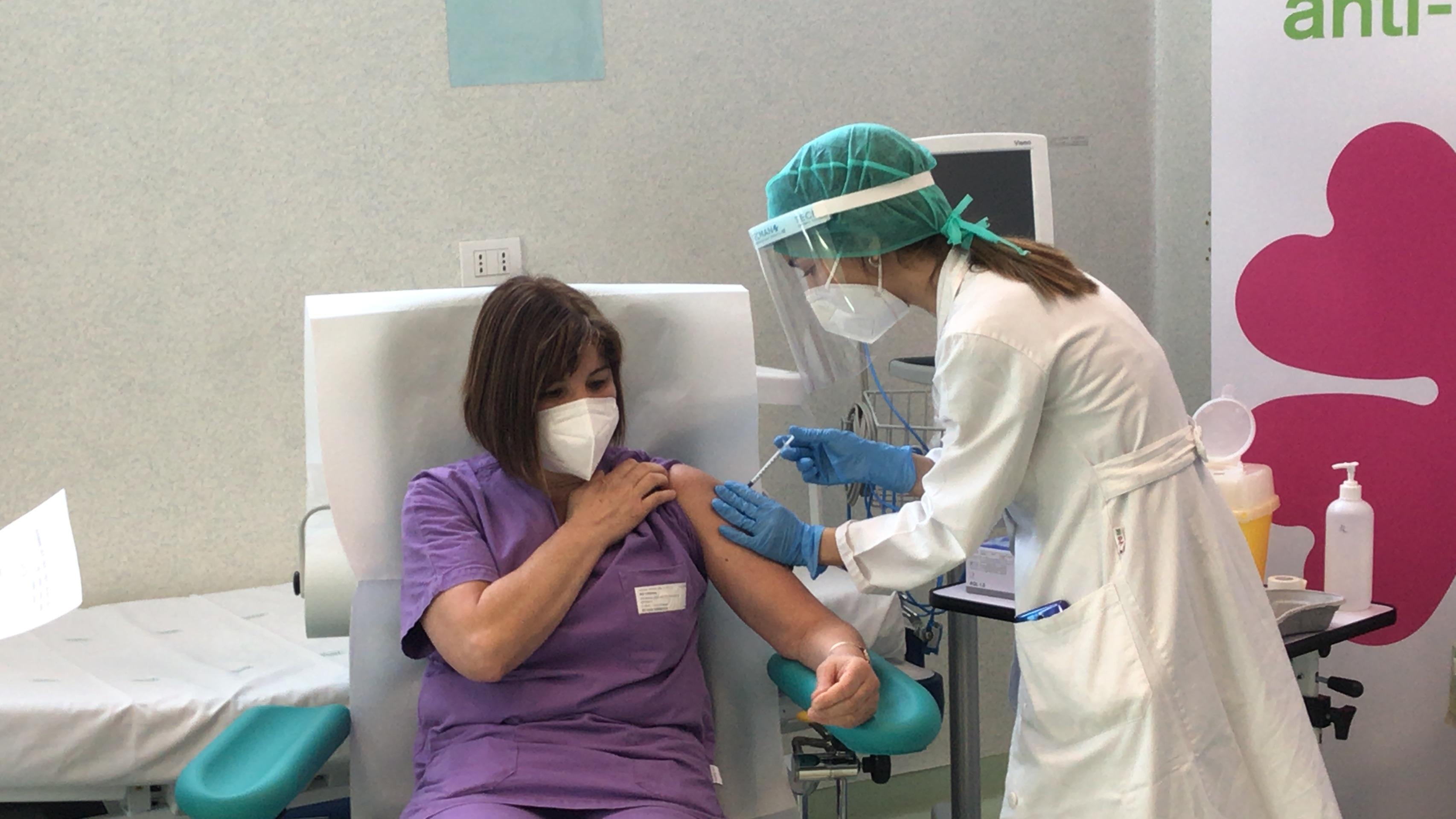 Covid, ritardo nelle vaccinazioni e dati incompleti: l'opposizione attacca Solinas