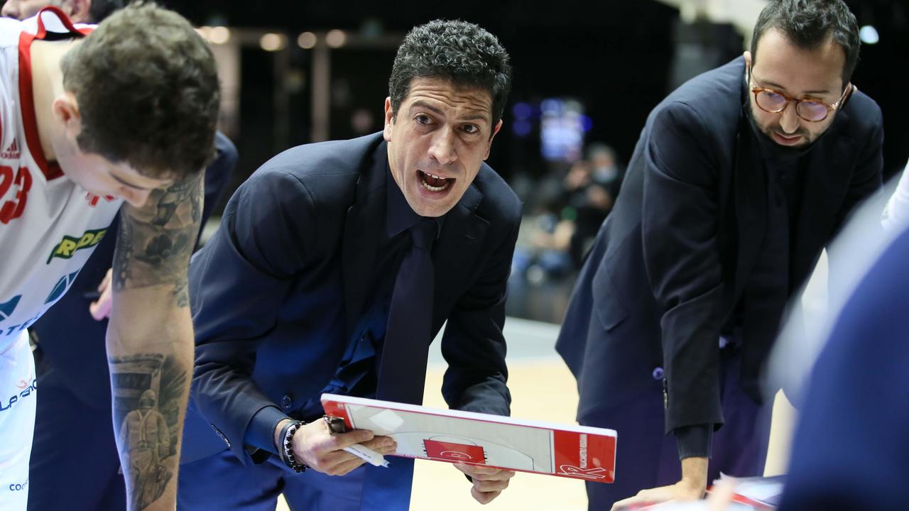 Il coach Antimo Martino durante un time out della sua Unahotels