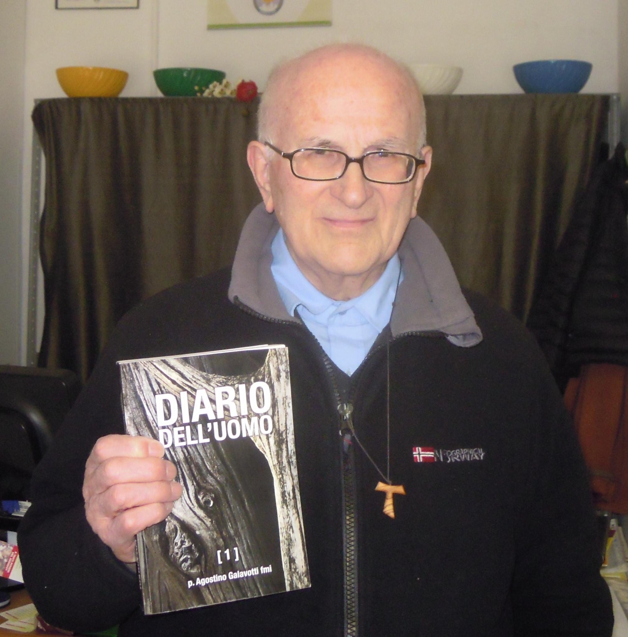 Nella foto, padre Agostino Galavotti al Centro Missionario di Carpi con il libro delle sue poesie “Diario dell’uomo”.