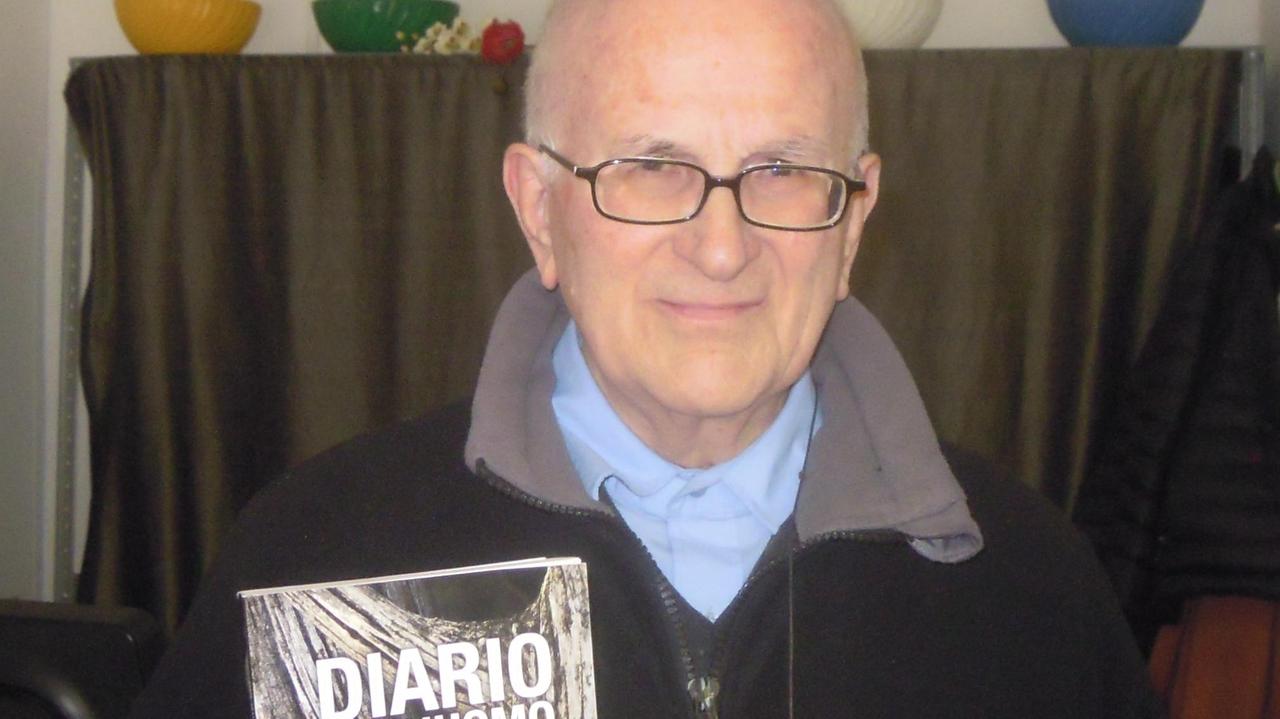 Nella foto, padre Agostino Galavotti al Centro Missionario di Carpi con il libro delle sue poesie “Diario dell’uomo”.