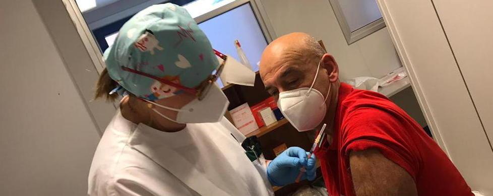 Il Versilia tocca quota 126 vaccinazioni, il primario di senologia: «Fidatevi, è la strada giusta» 