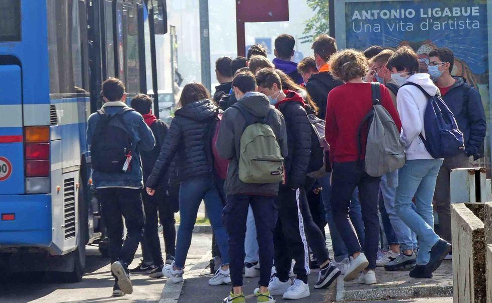 Scuole superiori, dal 7 si riparte: ma i doppi turni sono “congelati” 