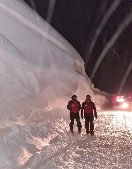 Passo Radici, superati i due metri di neve: «Nessuno di noi ricorda un evento simile» 