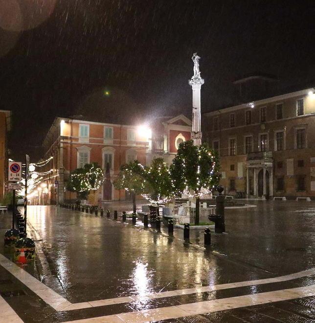 Quelle piazze deserte nella sera di fine anno