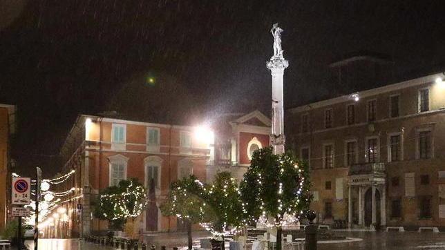 Quelle piazze deserte nella sera di fine anno