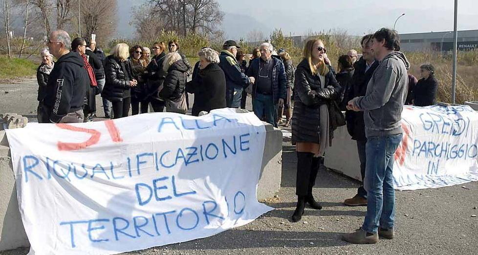 Già in pieno degrado il parcheggio “Grendi” I Dem: Comune fermo 
