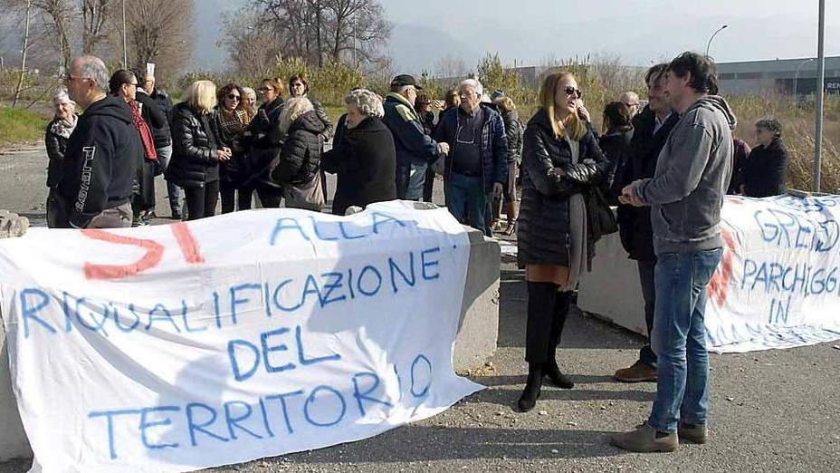 Già in pieno degrado il parcheggio “Grendi” I Dem: Comune fermo