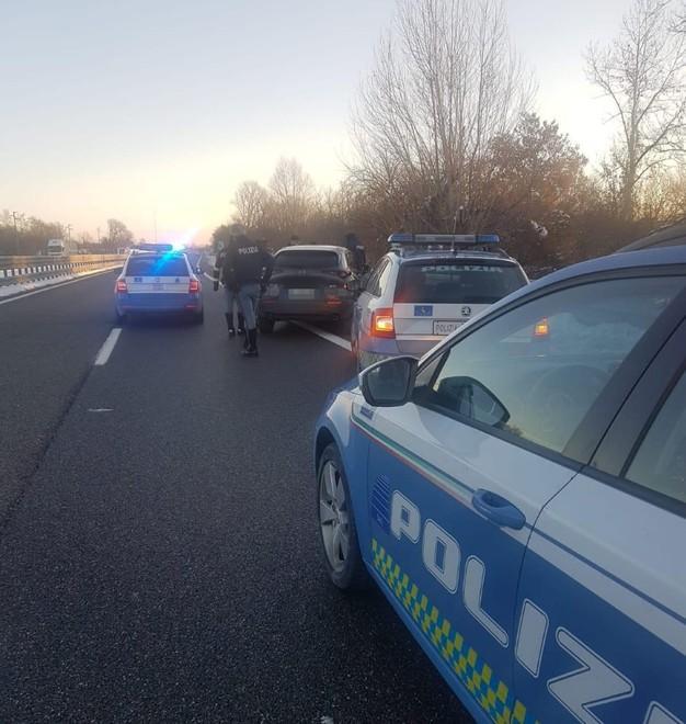 A duecento all’ora in autostrada a bordo di un Suv rubato, arrestati 