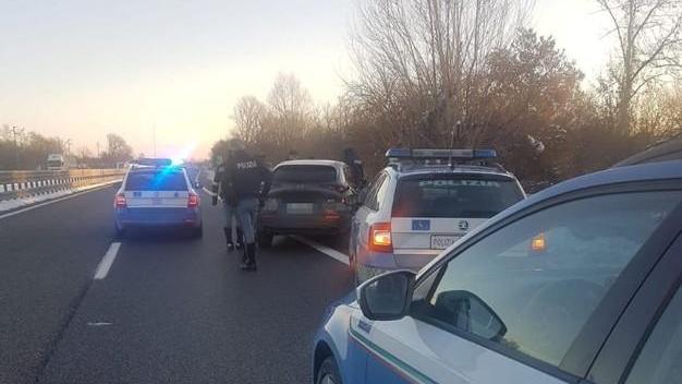 A duecento all’ora in autostrada a bordo di un Suv rubato, arrestati