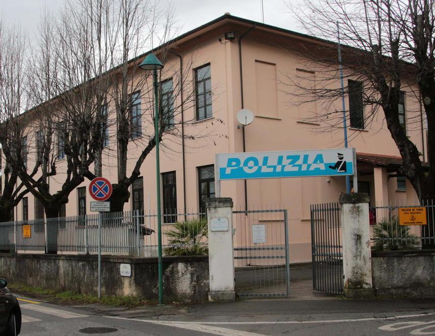 Squarciano la gomma a un’auto denunciati due settantenni 