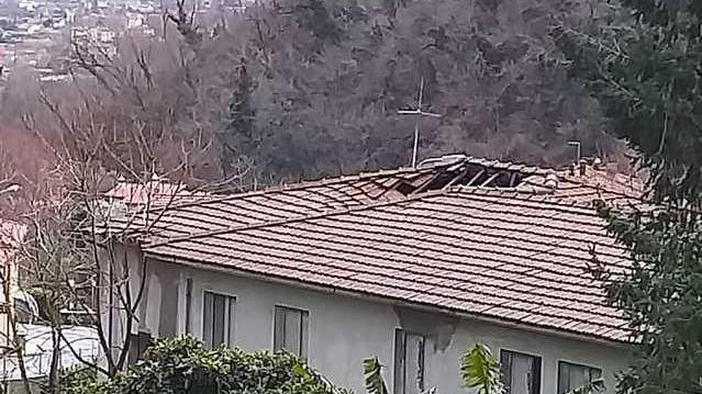 Crolla parte del tetto dell’ex sede Croce Rossa