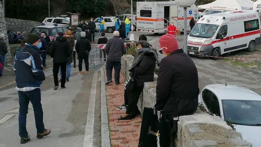Covid, via allo screening a Marina di Campo L’isola prova a spezzare la catena del virus