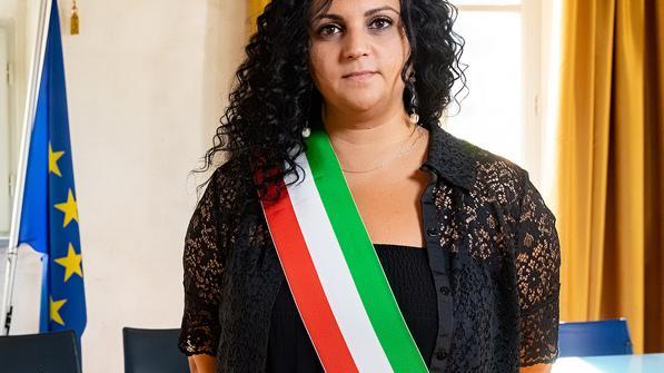 I bidoni si ribaltano e i camion seminano rifiuti in strada Mozione contro Sei