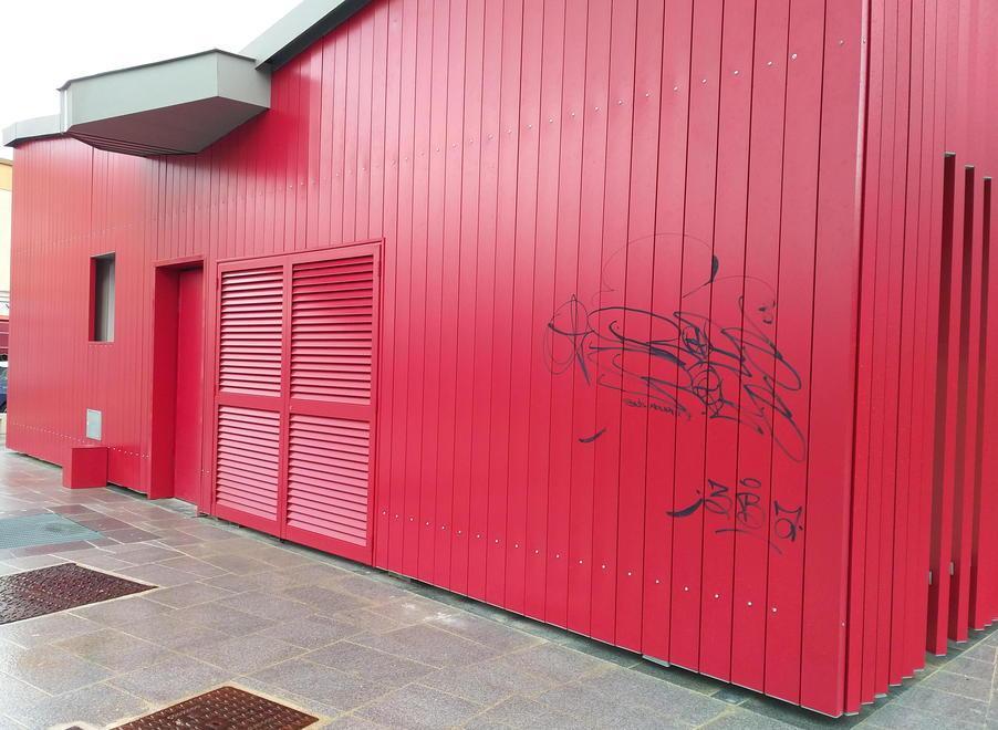 Scritte vandaliche sulla struttura in piazza della Repubblica