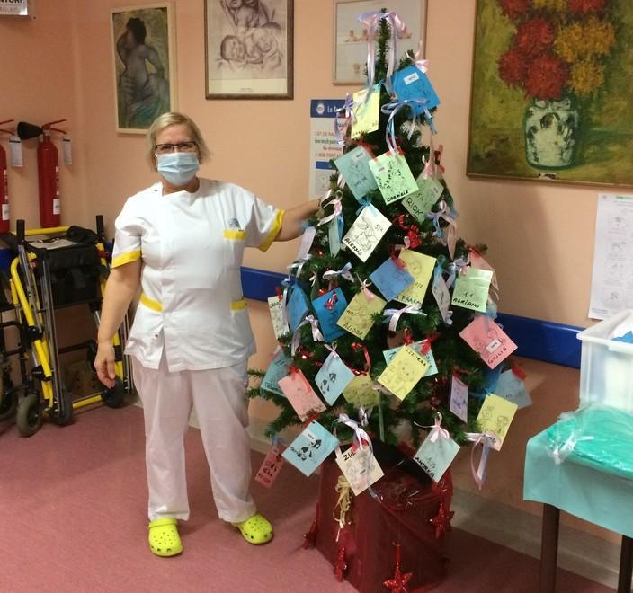 L’albero di Natale è addobbato con i cartellini dei nuovi nati