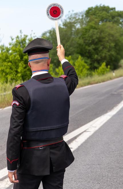 Va alla festa, si ubriaca e non si ferma all’alt dei carabinieri: denunciato