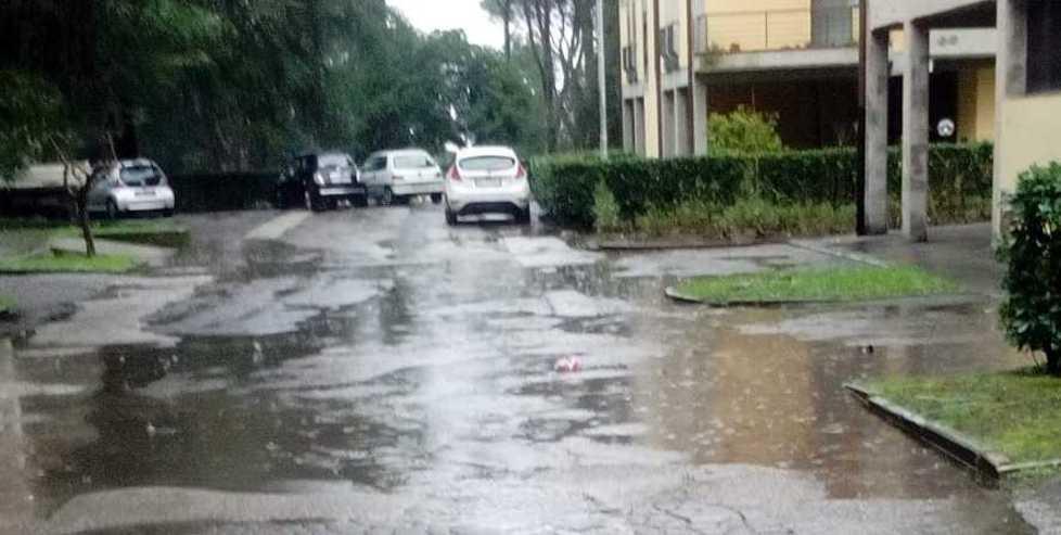 Strade costellate di pozzanghere al villaggio Scornio