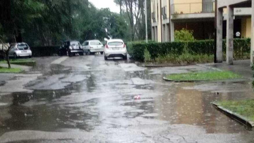 Strade costellate di pozzanghere al villaggio Scornio