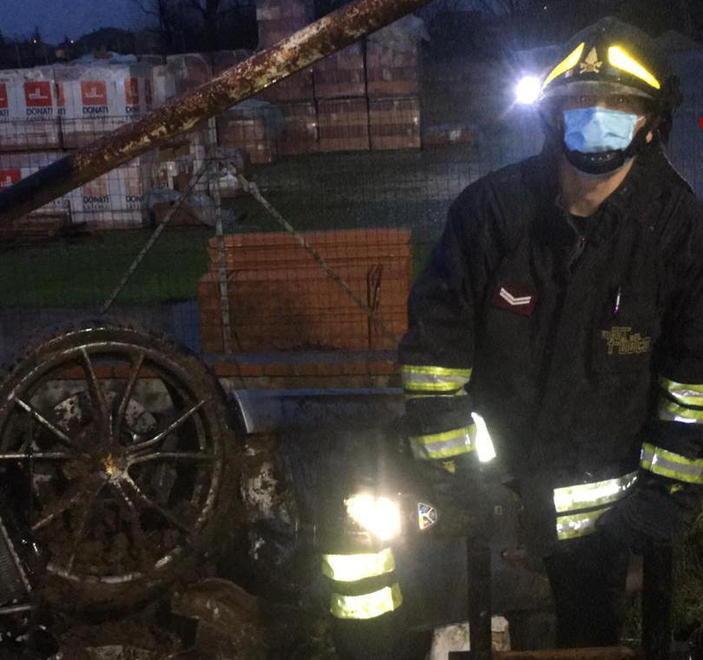 Porsche in bilico sopra al fiume l’autista liberato dai pompieri 