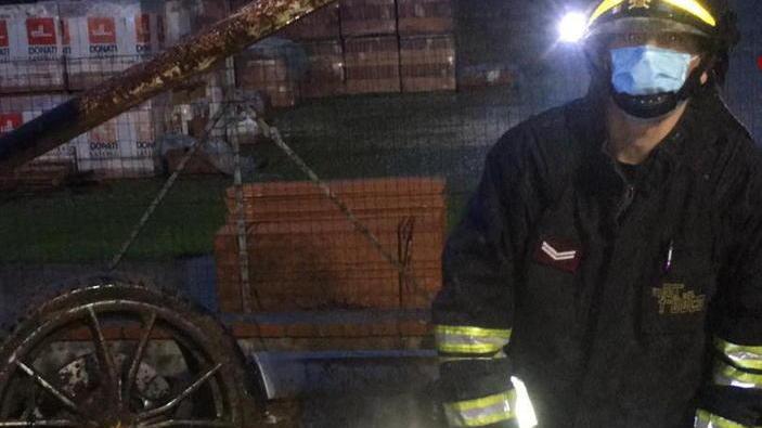 Porsche in bilico sopra al fiume l’autista liberato dai pompieri