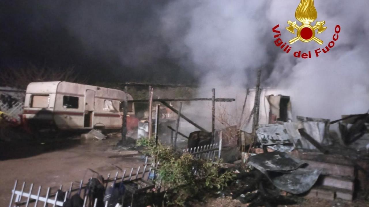 Sa Istrana, vanno a fuoco baracche e roulotte di famiglie rom