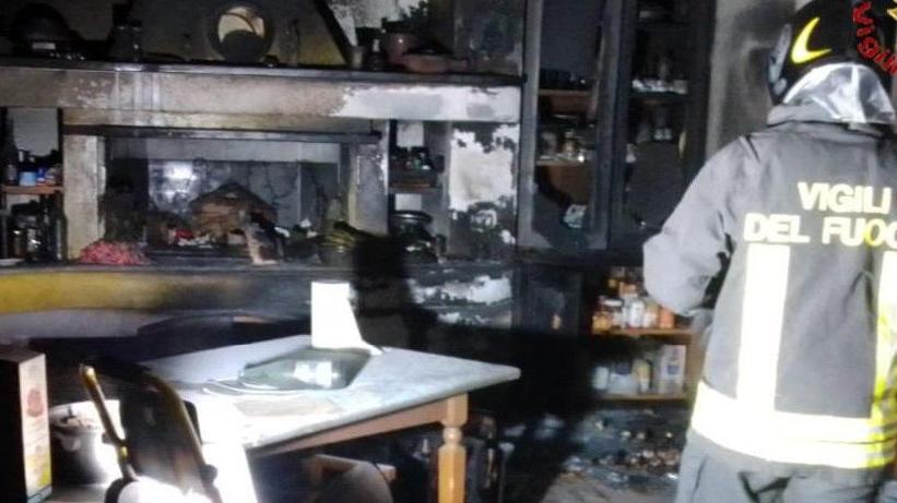 Capodanno in città: strade deserte, diversi botti e un incendio