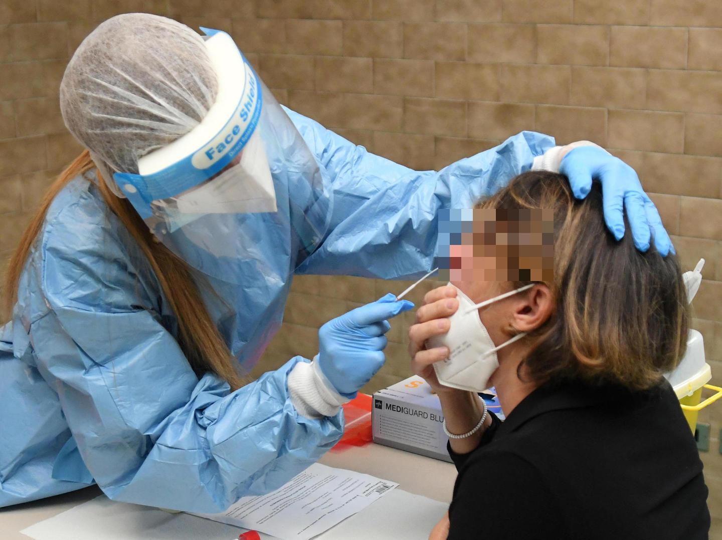 Tamponi Covid, in città aumentano i positivi 