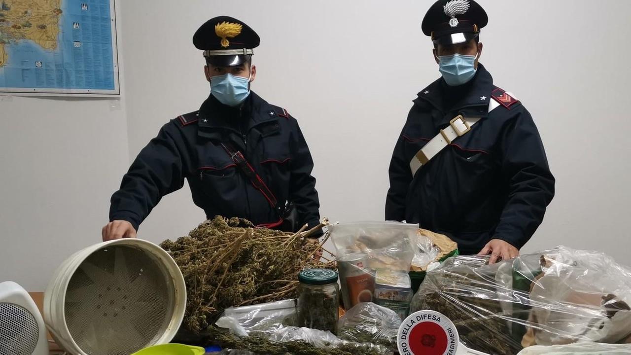 Tre chili di marijuana in casa, 28enne arrestato 