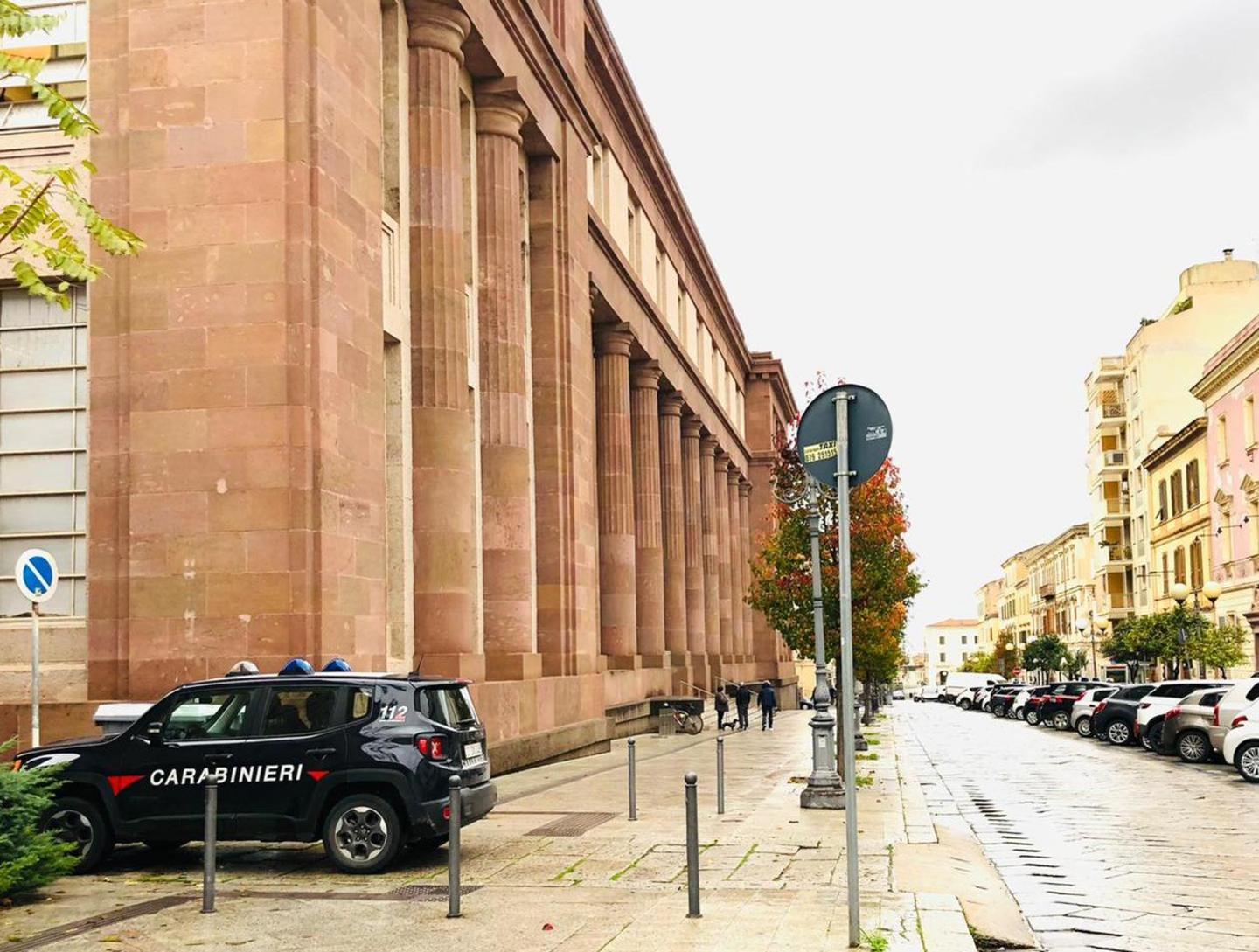 Sassari, razzia nei negozi del centro: denunciata una quarantenne 