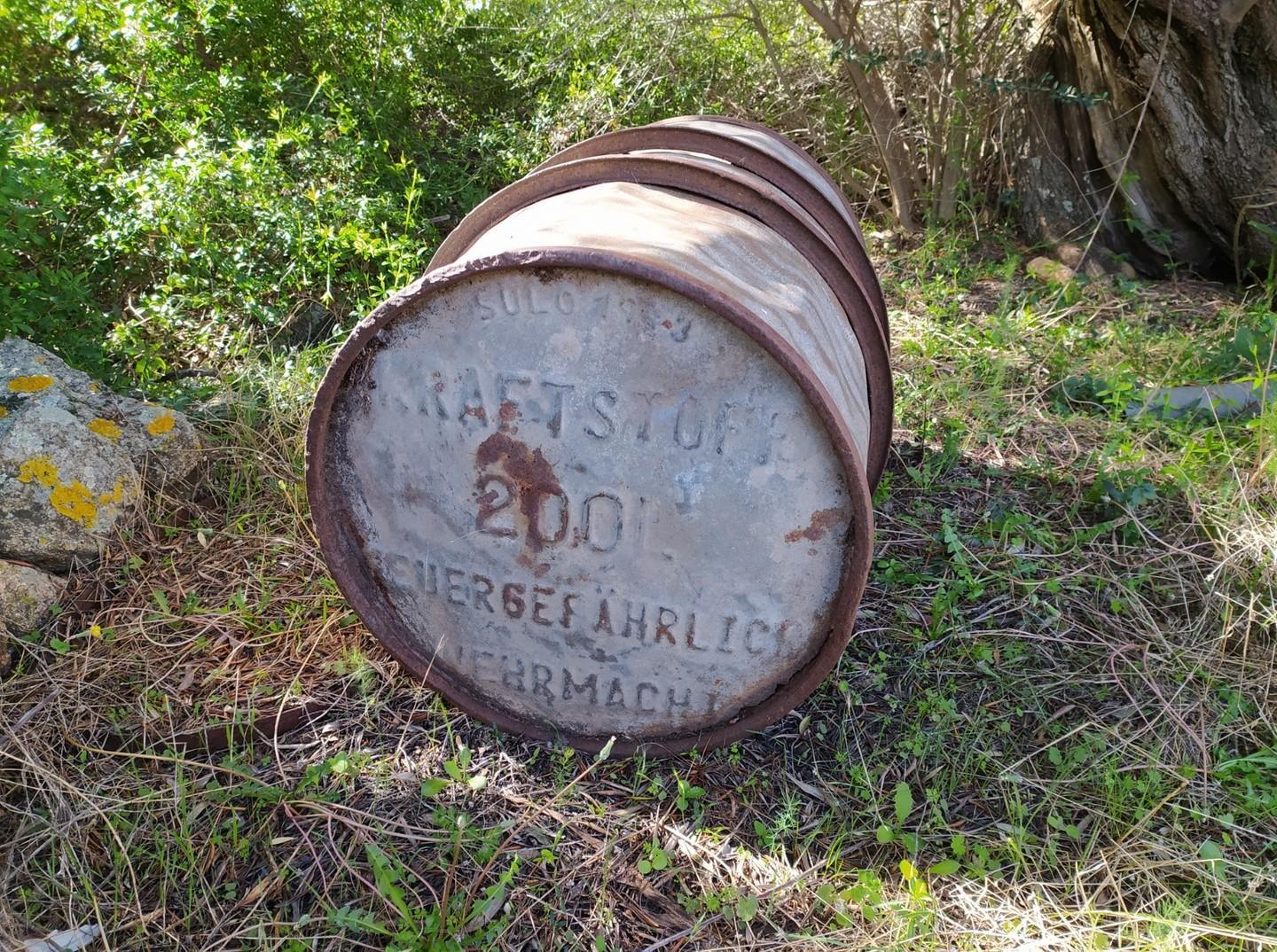 Monte Pino, in uno stazzo i fusti dell’esercito nazista 