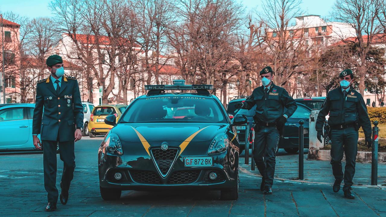 Un posto di blocco della Finanza che ha effettuato l’indagine dopo il video apparso su Facebook