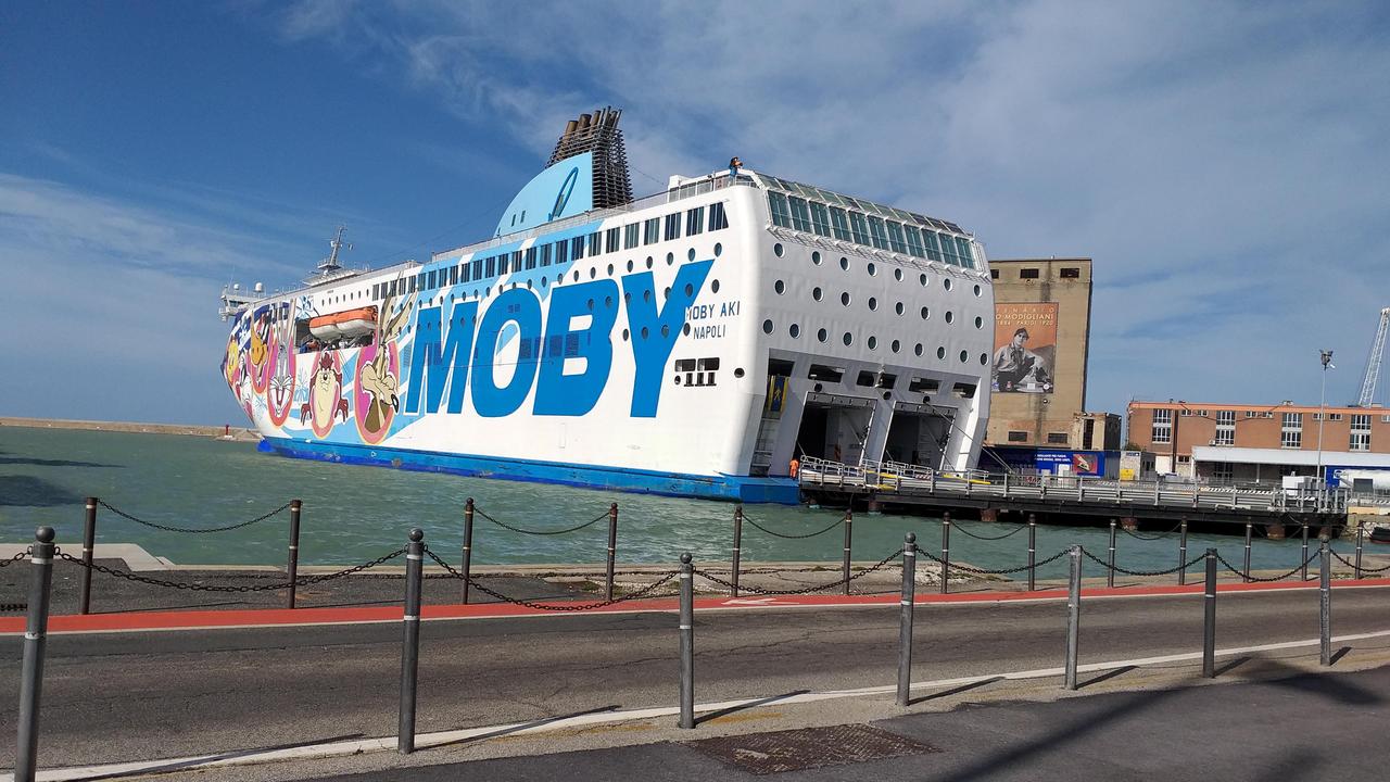 Il Moby Aki all’ormeggio al molo Capitaneria nel Porto Mediceo