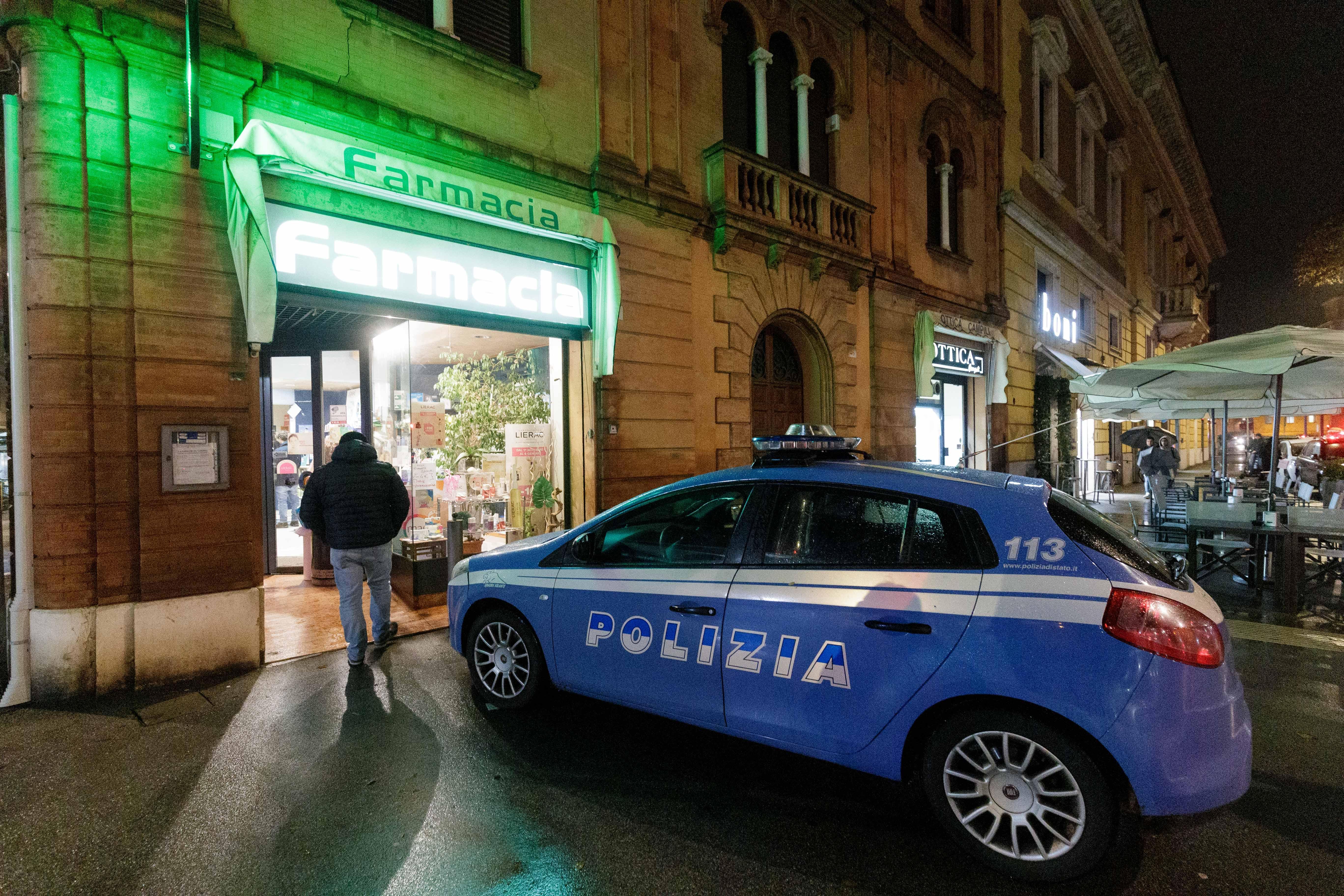 Tenta furti, molesta e minaccia: denunciato dalla polizia a Ferrara