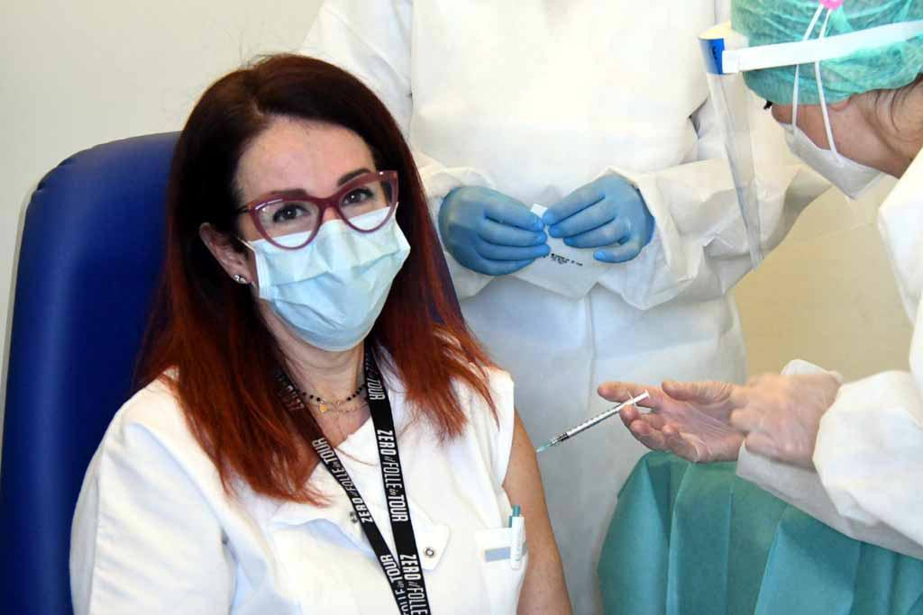 Laura Lucchesi, prima infermiera vaccinata al Noa nel giorno del vaccino il 27 dicembre