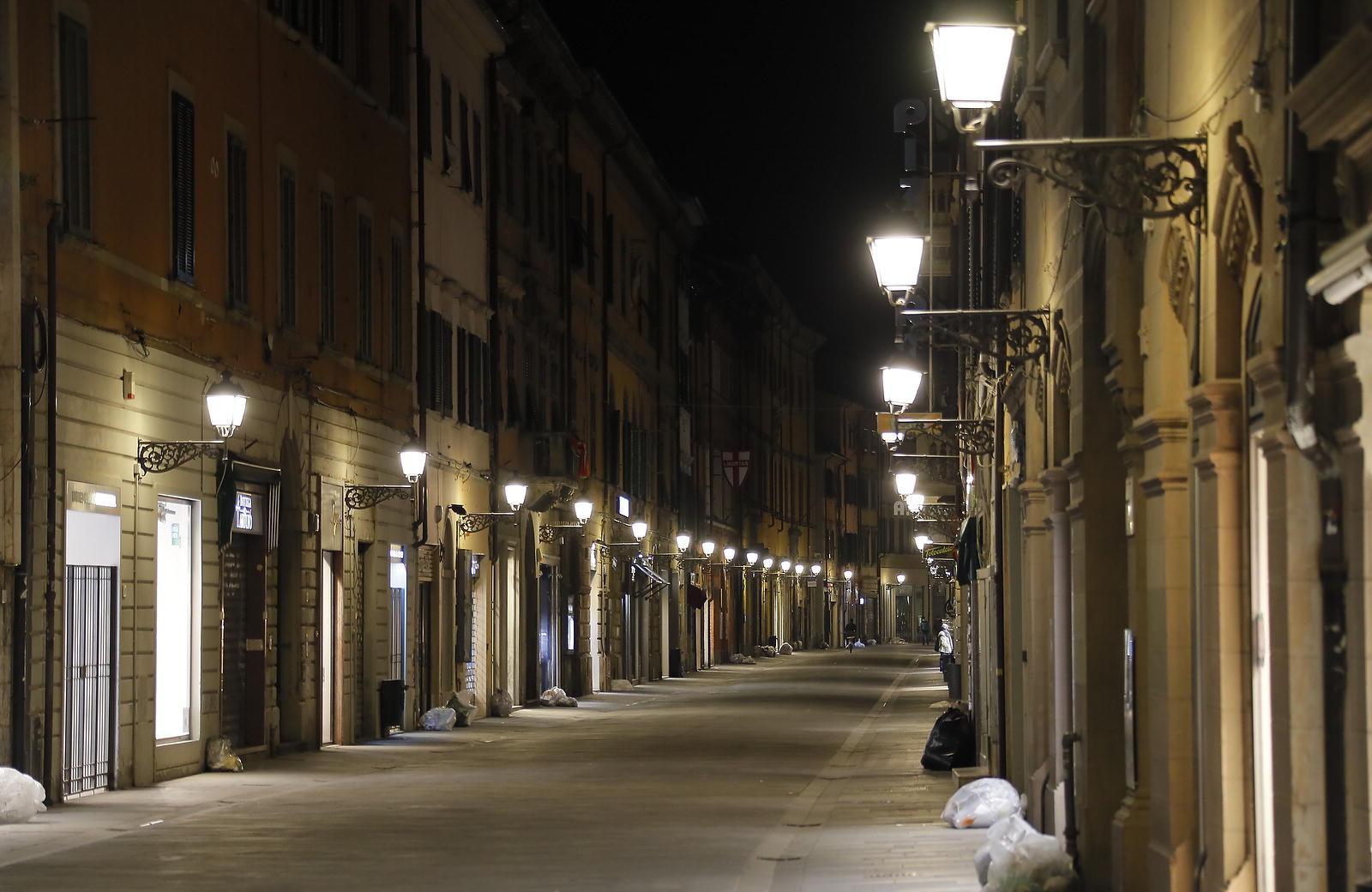 Corso Italia deserto di sera