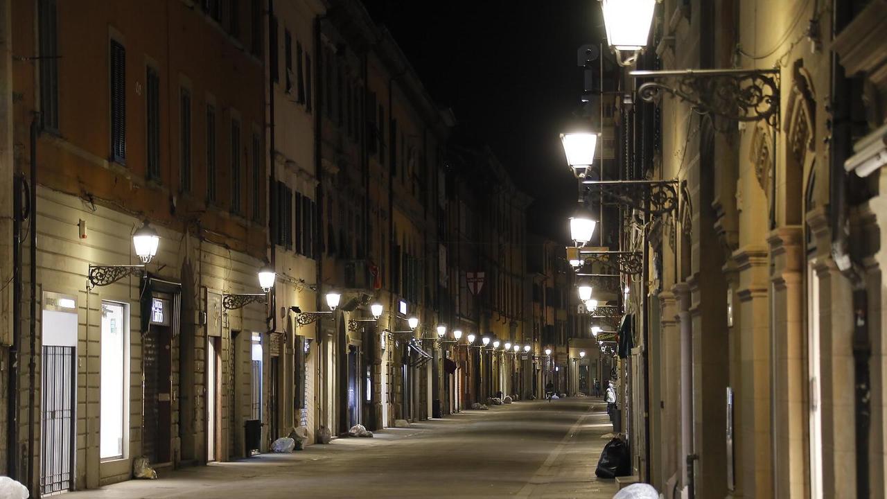 Corso Italia deserto di sera