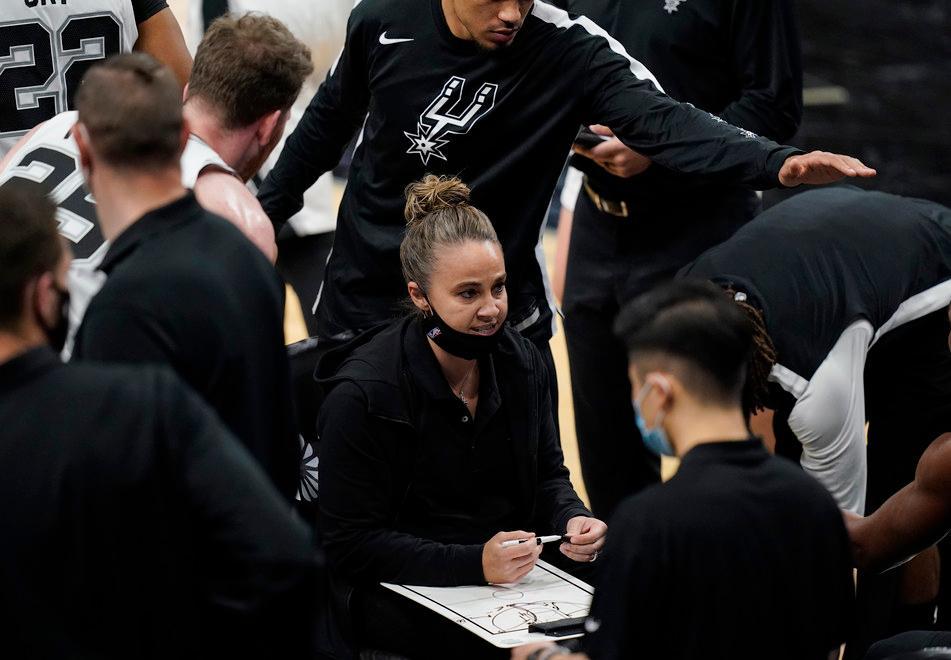 Il coach donna che rovescia i tabù del basket