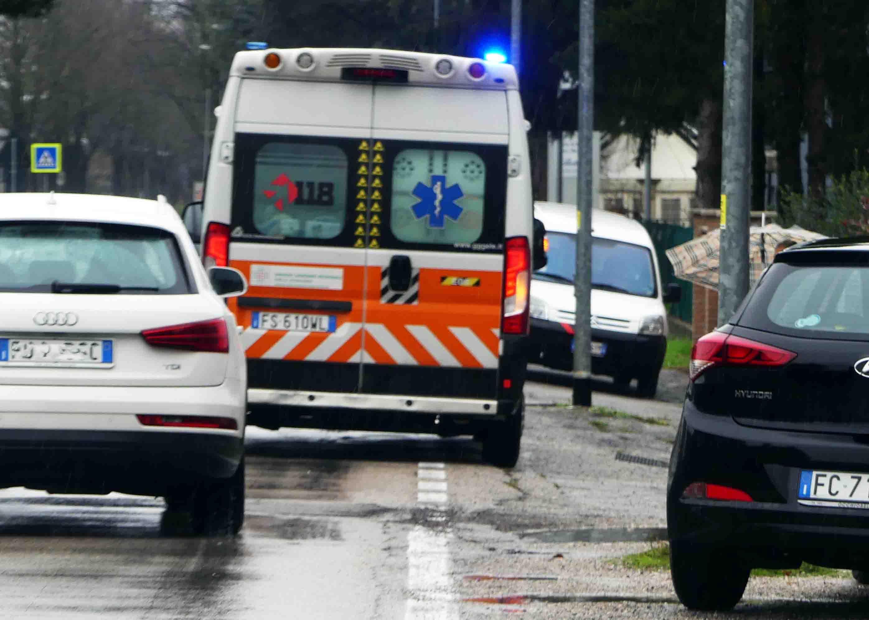 Cade dopo il malore e muore in casa