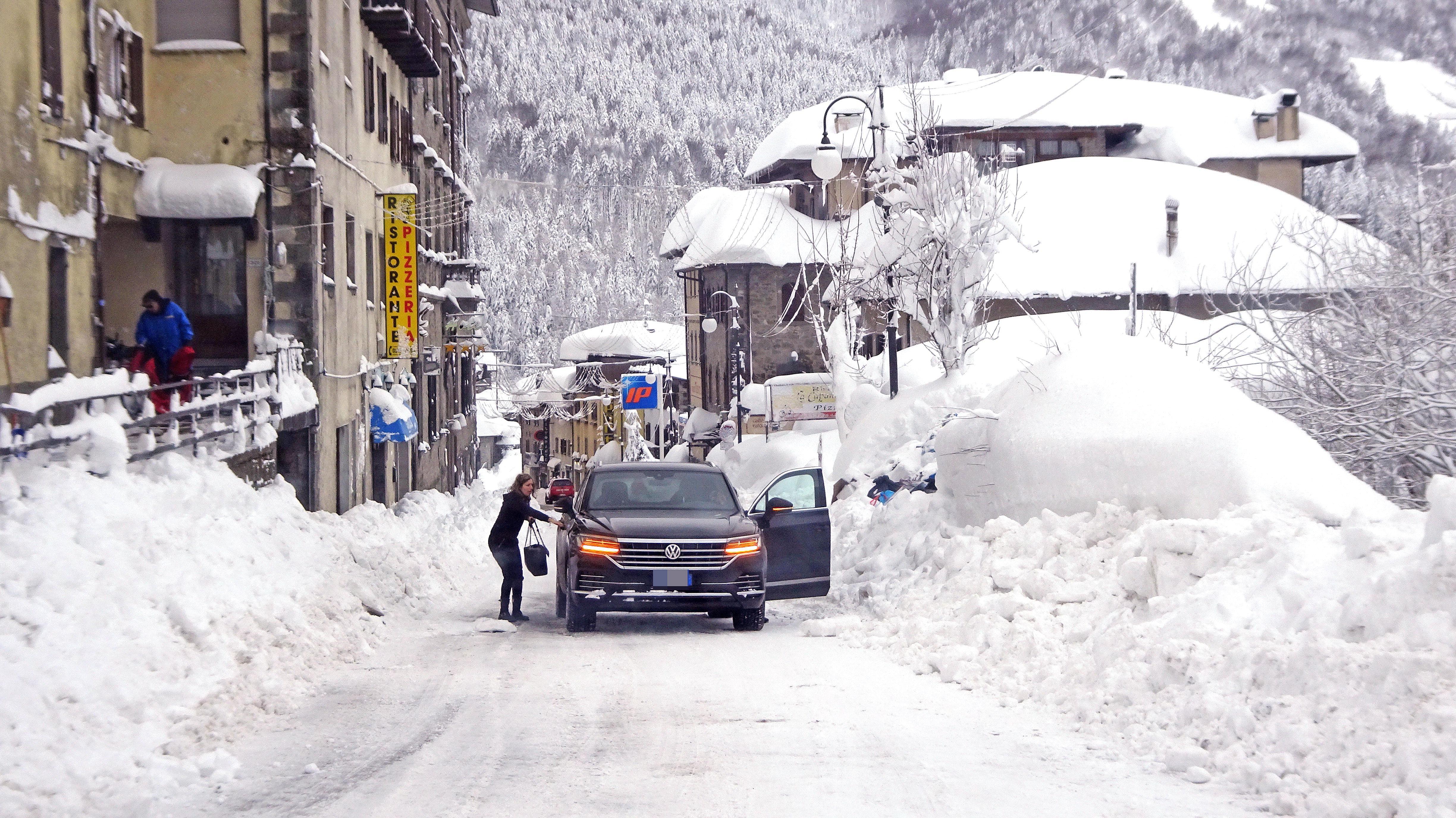 Abetone paralizzato dalla nevicata, il presidente Giani: chiederò lo stato di emergenza nazionale