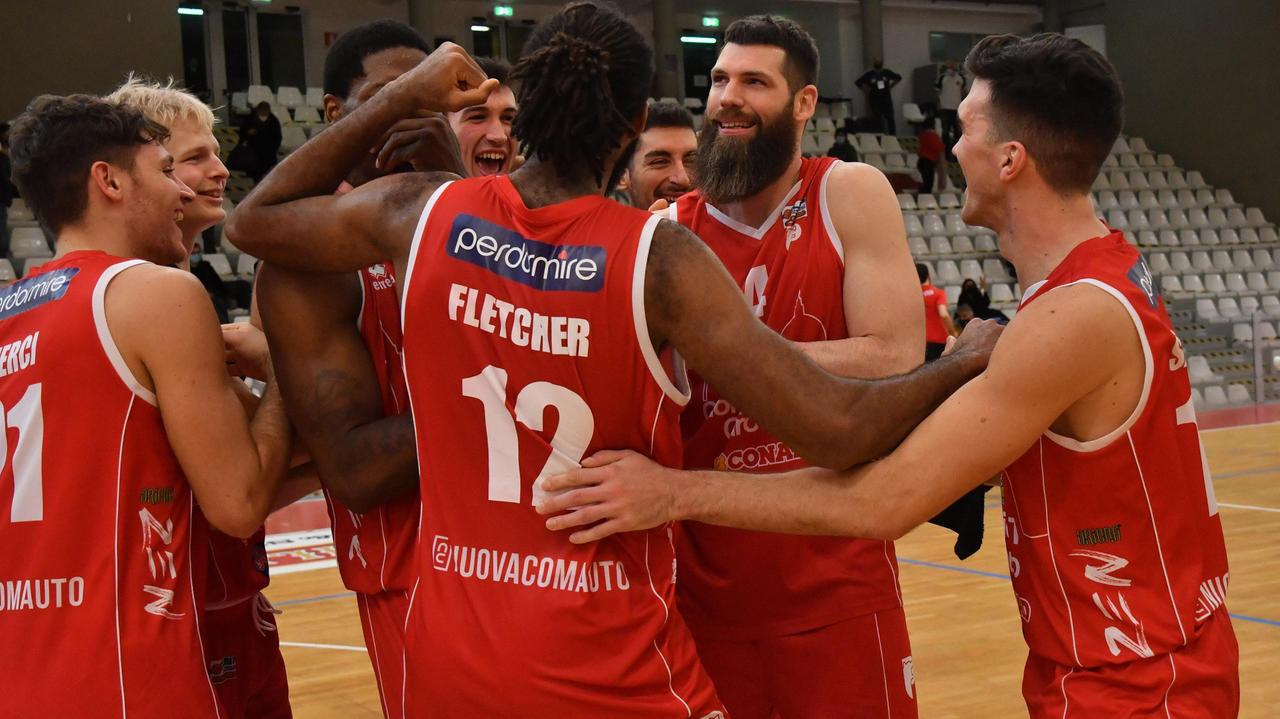 L'esultanza dei biancorossi per la vittorai (72-74) contro OraSì Ravenna
