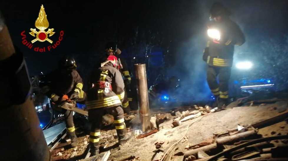 Brucia il tetto di un’abitazione: rimossi anche i pannelli solari 