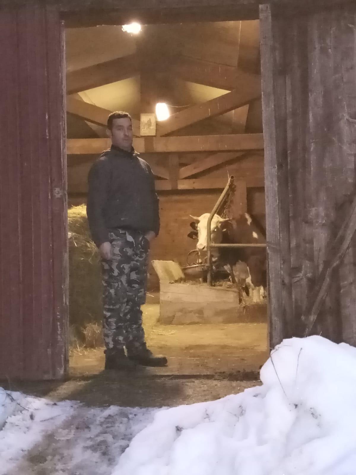 Neve in Garfagnana, allevatore al buio per tre giorni: «Per lavorare ho comprato il generatore» 