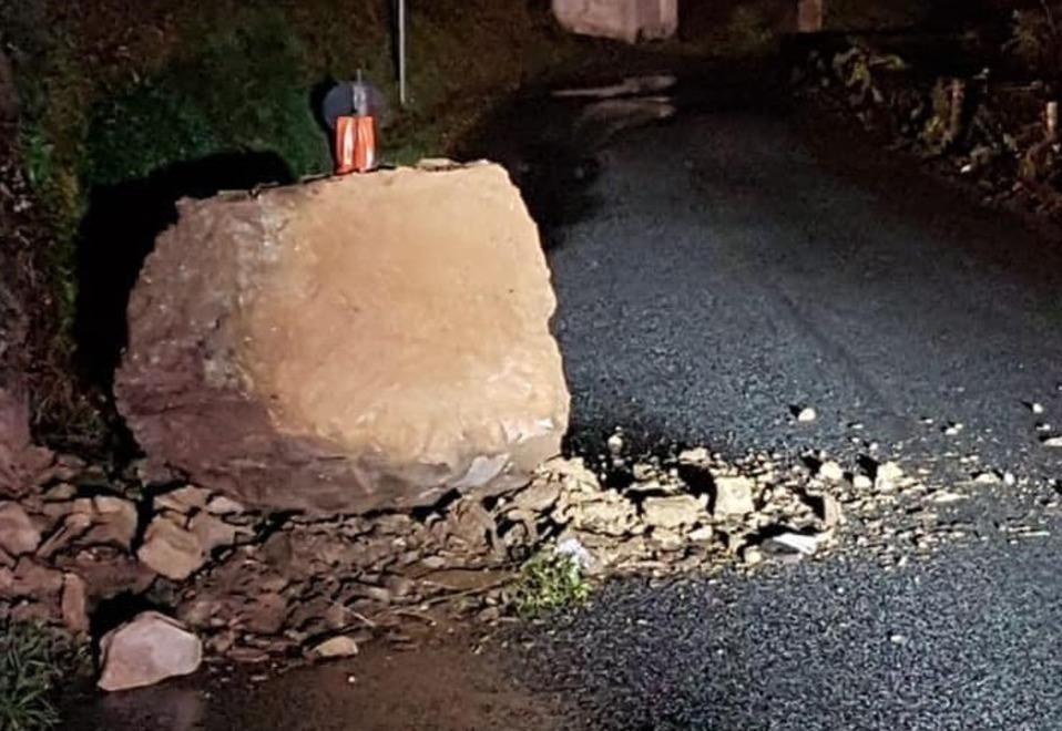 Strade flagellate dalle frane masso cade sulla Provinciale 17