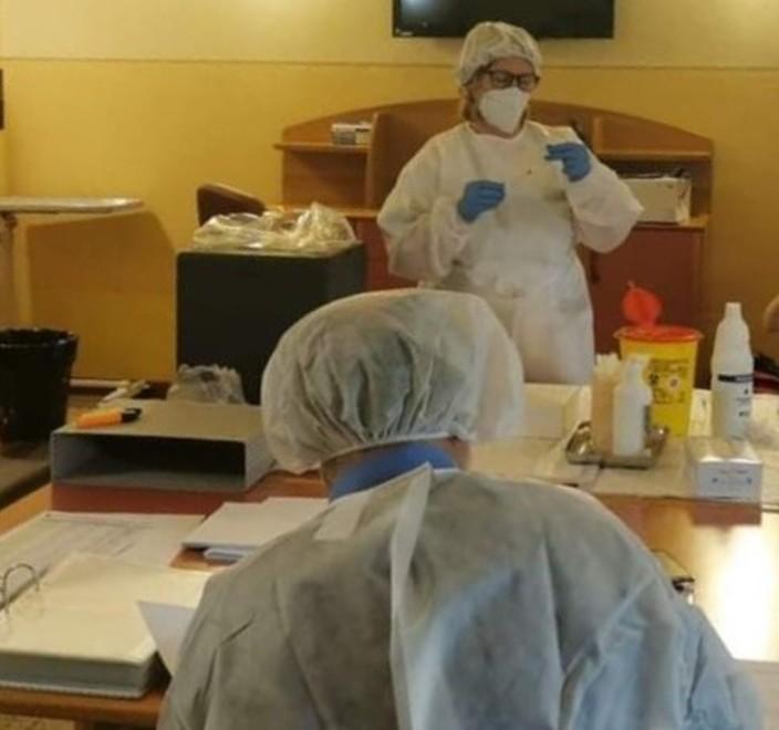 Muore una donna di 79 anni Proseguono le vaccinazioni