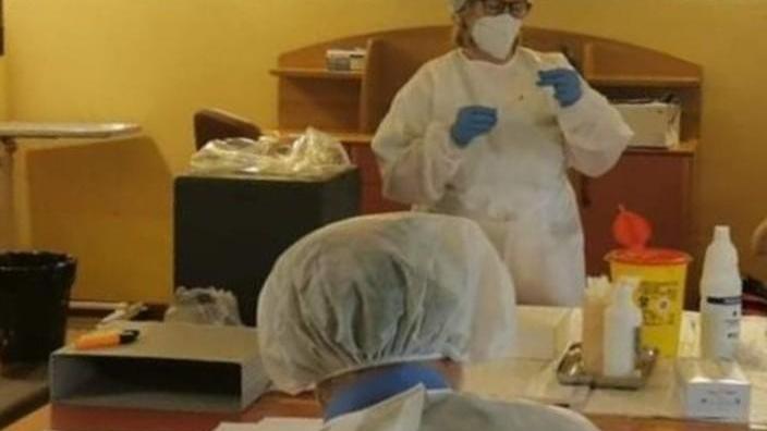 Muore una donna di 79 anni Proseguono le vaccinazioni