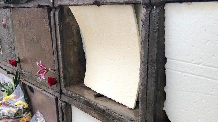 «Il deposito sembra un pollaio tra tetti in eternit e polistirolo»