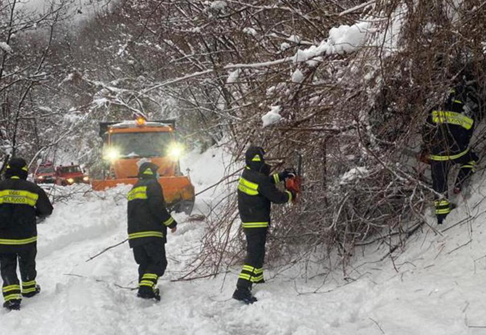 Alberi caduti e tanti blackout Marliana fa i conti con la neve