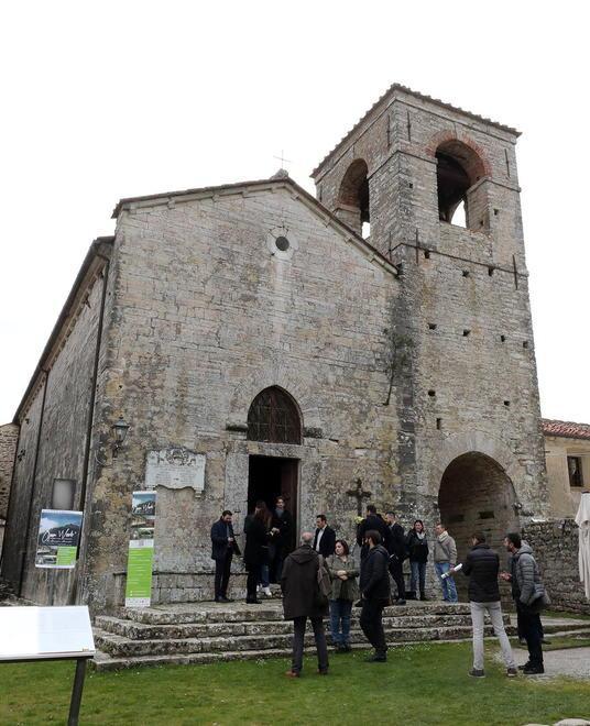 I volontari della parrocchia ripuliscono l’antico borgo 
